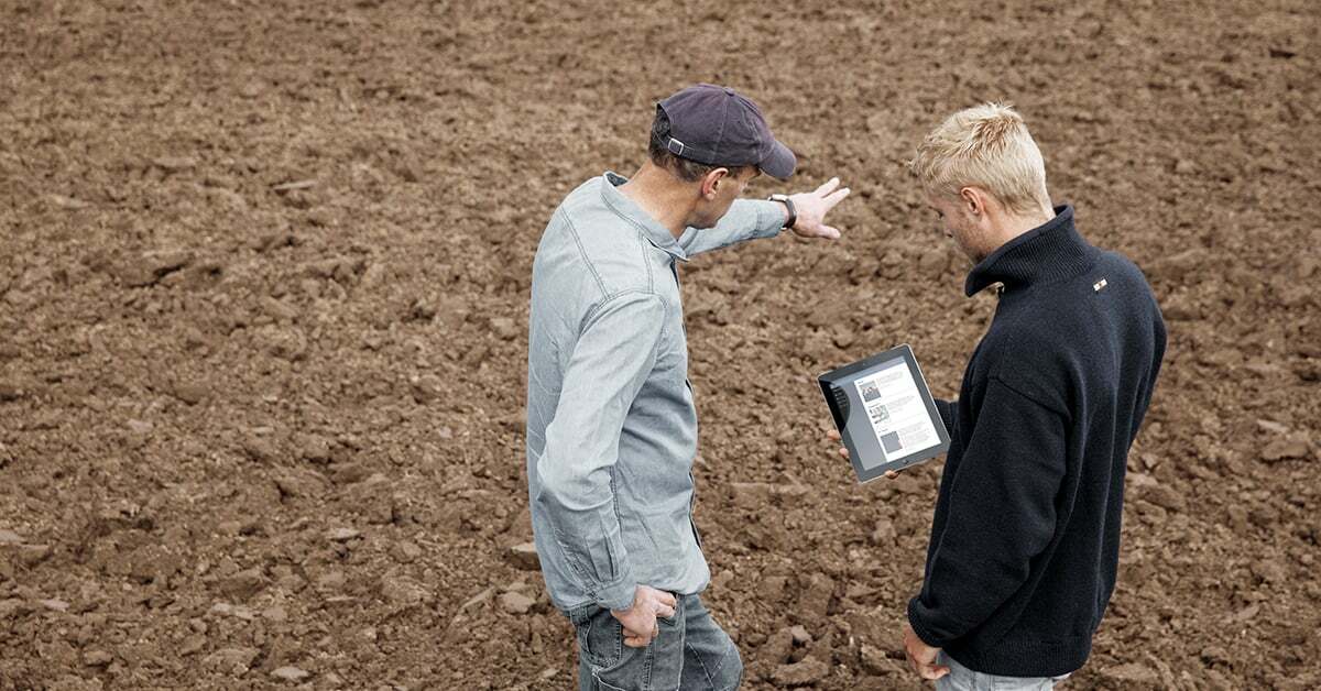 Produtores conversando na lavoura