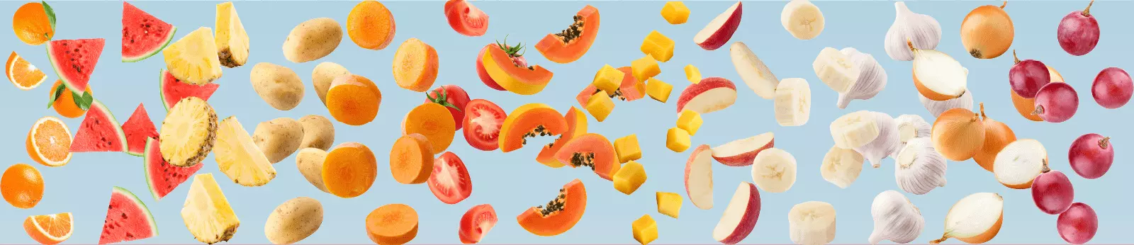 Frutas cortadas sobre fundo azul claro