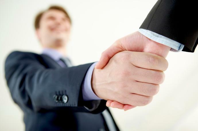 Aperto de mãos em foco