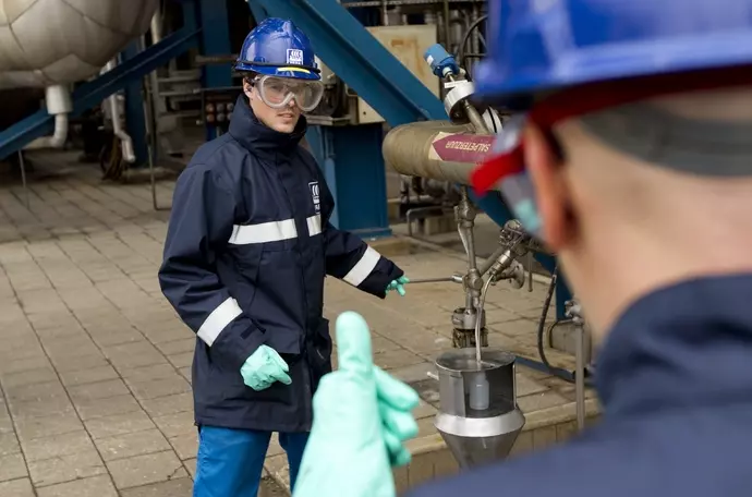 Trabalhadores na fábrica